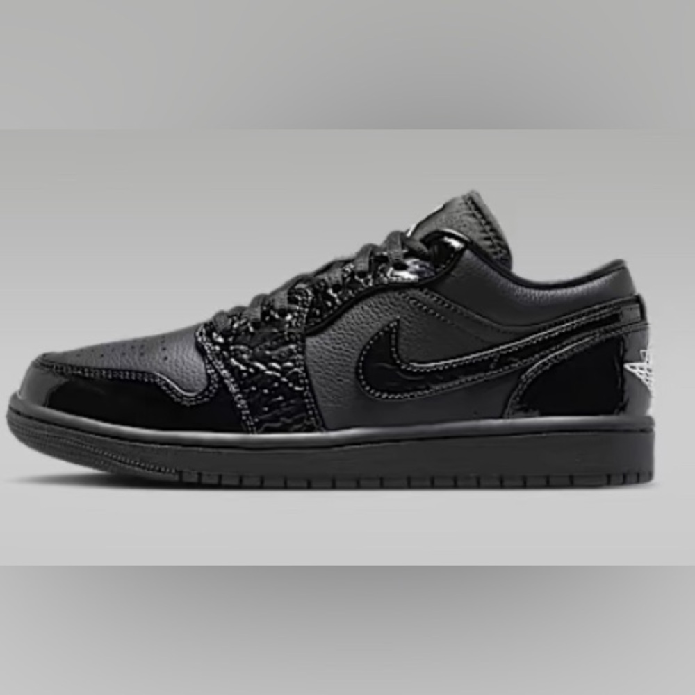 Air Jordan 1 Low SE "Black/Black Women’s 9